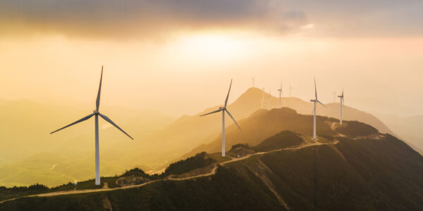 Wind power generation as a metaphor for the article "Why are ESG investments rising?"